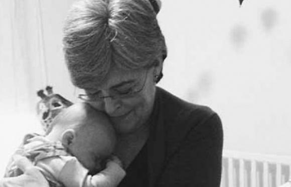 Questa donna è incinta a 61 anni. Ma non è la sua età a far discutere. Ecco la sua strana storia