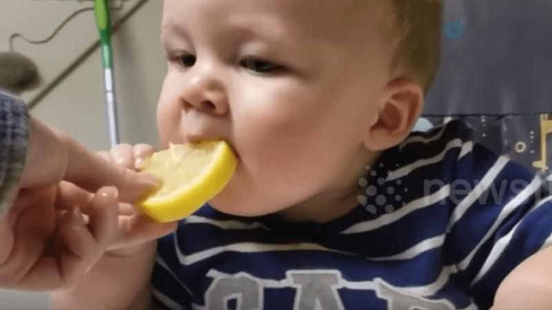 La mamma gli fa assaggiare una fetta di limone. La reazione del bimbo non ha prezzo!