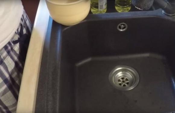 Lo scarico del lavandino è lento? Ecco un trucco infallibile per liberarti di questo problema