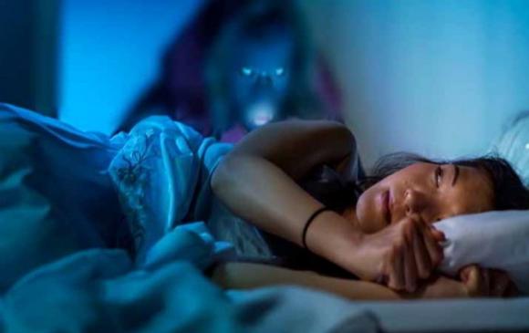 Il tuo corpo si sveglia mentre ti stai addormentando e ti senti paralizzata? Ecco a cos’è dovuto