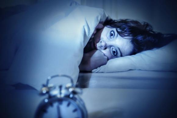 Il tuo corpo si sveglia mentre ti stai addormentando e ti senti paralizzata? Ecco a cos’è dovuto