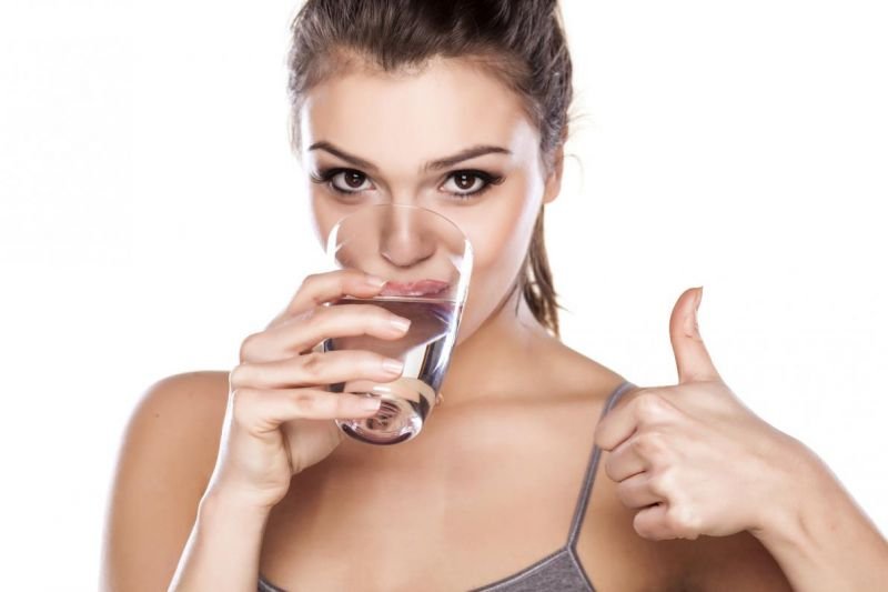 Cosa mangiare con diarrea: bere molta acqua