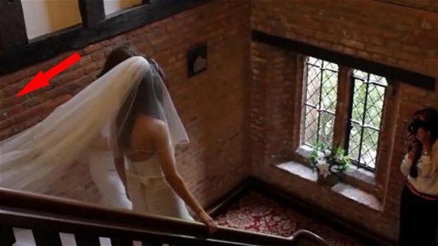 La sposa scende le scale. Poco dopo, dietro di lei, accade qualcosa di esilarante