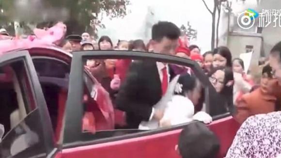 L’uomo è molto arrabbiato. Quello che fa alla sua sposa è davvero inaccettabile!