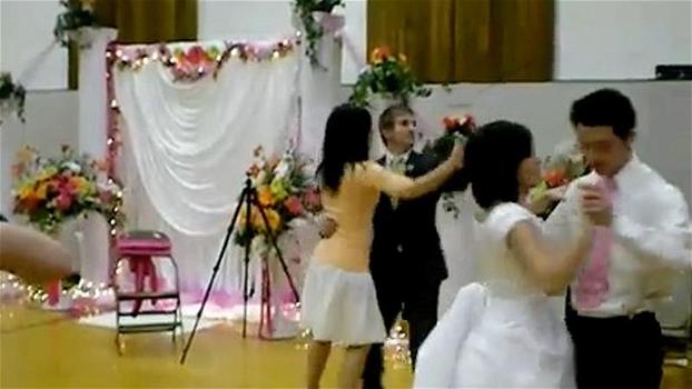 Lo sposo si scatena troppo mentre balla con la damigella. Quello che accade è imbarazzante