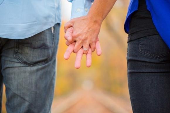 Il modo in cui tieni la mano al tuo partner dice molto sulla vostra relazione