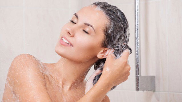 Un cucchiaio di zucchero nello shampoo: ecco lo scrub naturale che fa bene alla cute