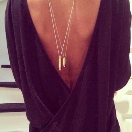Le magliette a schiena scoperta vanno di moda più che mai: ecco qualche suggerimento