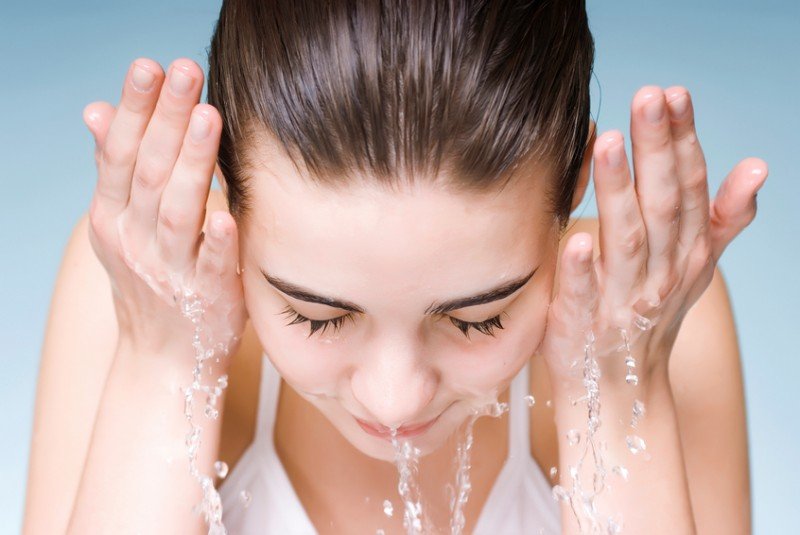 Detergere e idratare bene la pelle sono due passaggi fondamentali prima di applicare il make up
