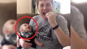 Il suo papà sta mangiando le patatine. La reazione del bimbo vi farà ridere di gusto!