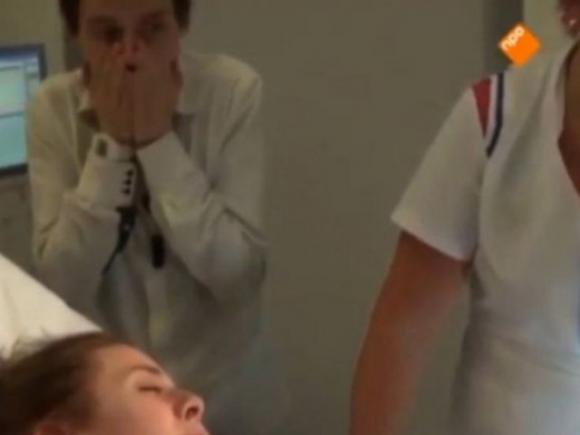 Un uomo assiste al momento del parto. La sua reazione è davvero esilarante!