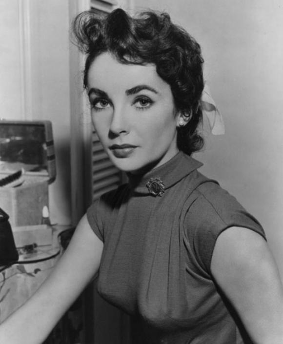 I reggiseno a proiettile andavano di gran moda negli anni ’40 e ’50: ecco le foto!