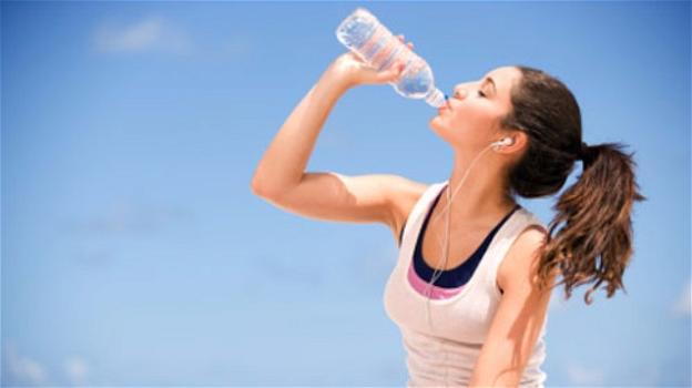 Tutti i benefici del bere acqua a stomaco vuoto