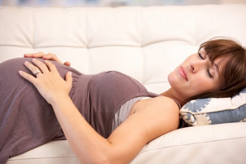 Il formicolio alle gambe in gravidanza riflette lo stress gestionale subito dal corpo