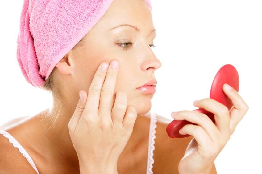 Le patologie più diffuse che causano macchie rosse sul viso sono la dermatite, l'acne, la rosacea e le malattie esantematiche come morbillo e varicella