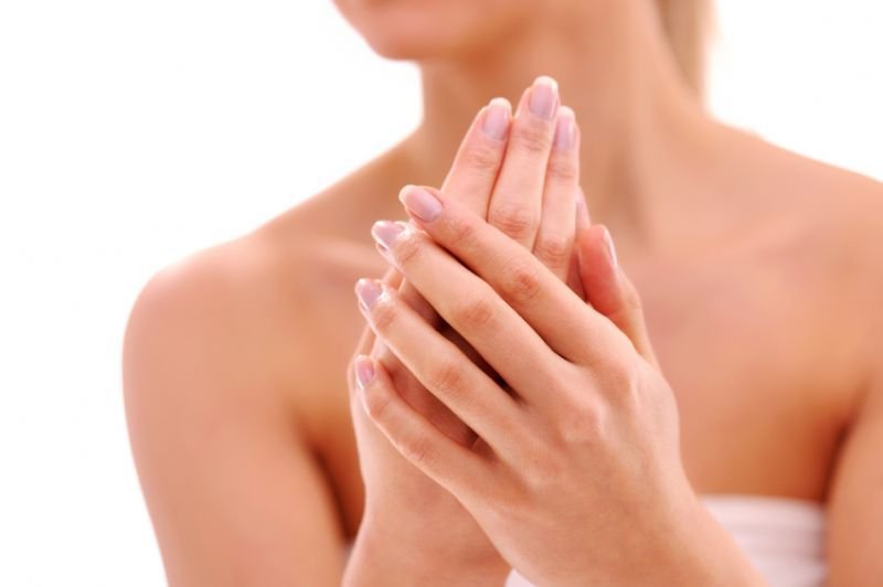 Le unghie rigate sono un inestetismo della pelle diffuso che può avere diverse cause, la cura dipende dall’origine e dall’intensità del fattore scatenante