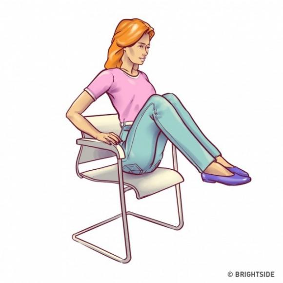 Ecco 5 ottimi esercizi per modellare il corpo che puoi fare solo con l’aiuto di una sedia
