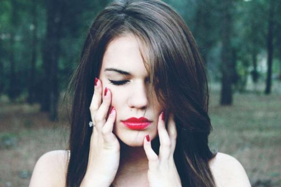 Ecco 5 motivi per i quali le belle donne hanno spesso pessime relazioni