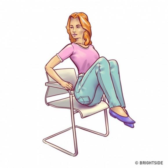 Ecco 5 ottimi esercizi per modellare il corpo che puoi fare solo con l’aiuto di una sedia