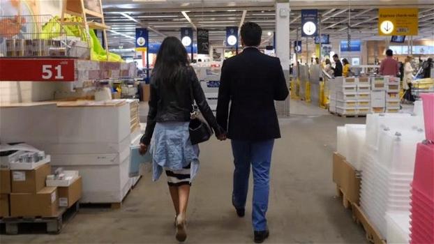 Passeggiano mano nella mano all’Ikea. Poco dopo qualcosa cambia per sempre la loro vita