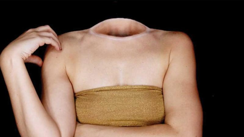 Sembra un corpo senza testa. In realtà la persona c’è: riuscite a vederla?