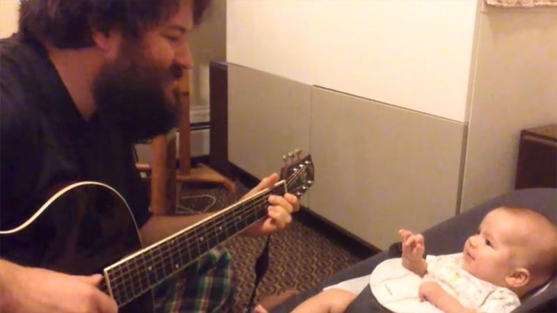 Il papà suona e canta una canzone. La reazione del bimbo vi toccherà il cuore!