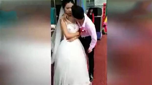 Lo sposo prova a baciare la moglie. La reazione della donna è davvero imbarazzante!