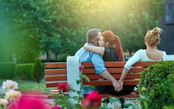 Si tradisce anche quando si è felici: “Cerchiamo possibilità negate”