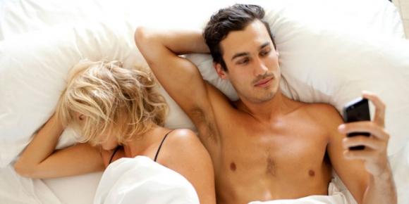 Si tradisce anche quando si è felici: “Cerchiamo possibilità negate”