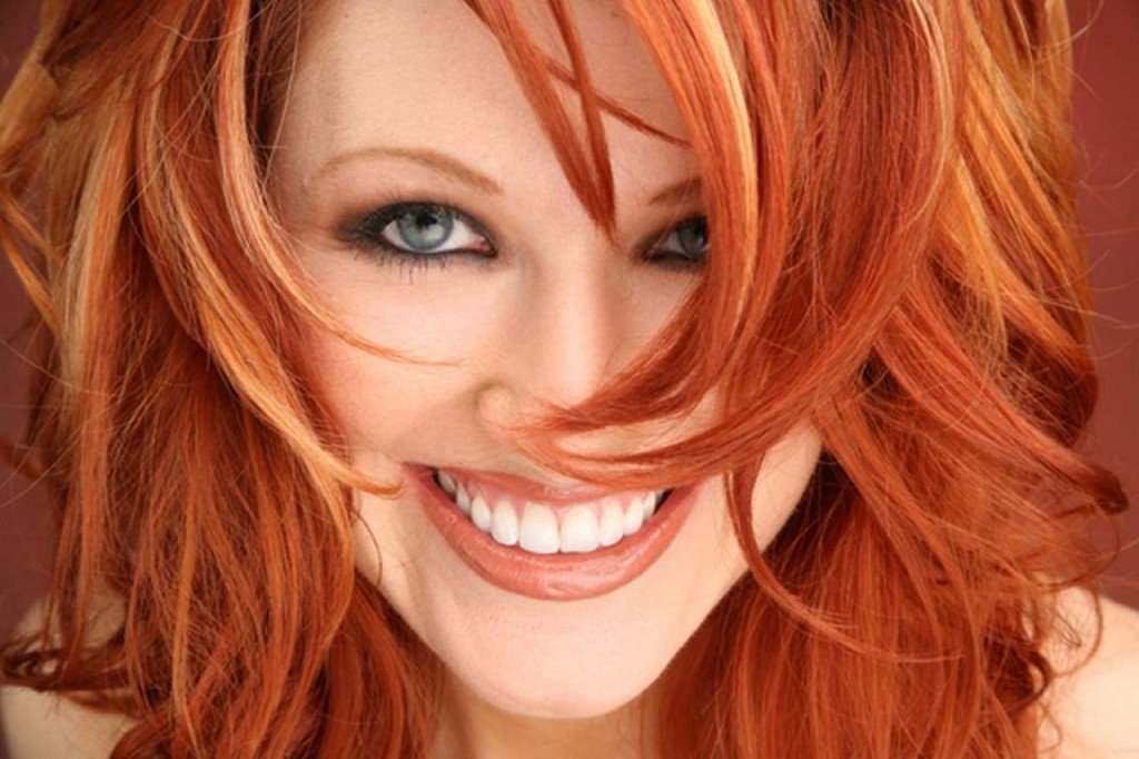 Le donne con i capelli rossi possono scegliere colpi di sole bionde