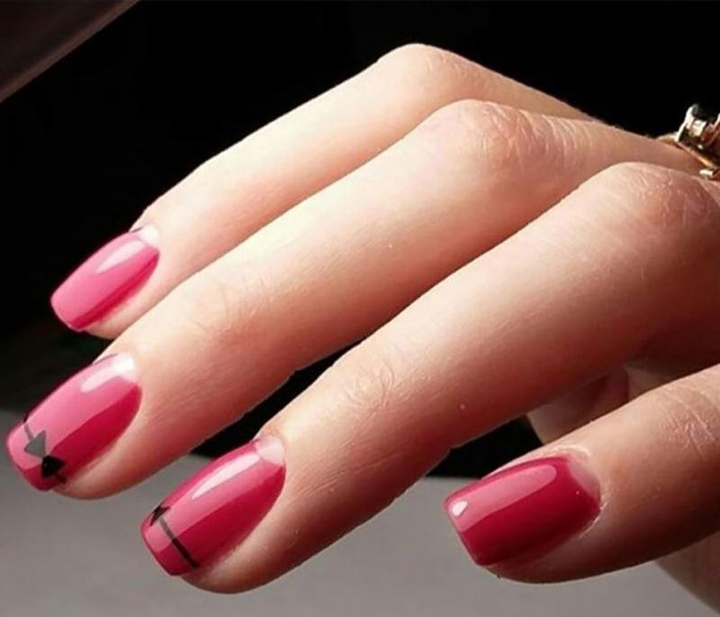 La nail art premia anche la semplicità del colore e del tratto