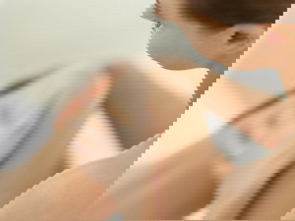 Puntini rossi sulle gambe: come eliminarli