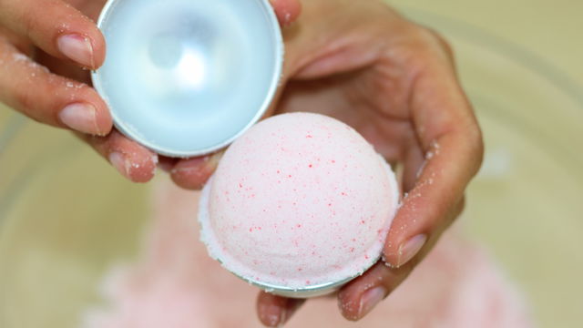Bombe da bagno fai da te: come realizzarle con ingredienti naturali