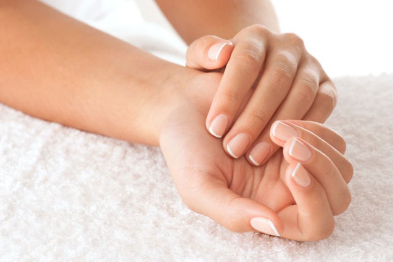 Le cause delle unghie rigate o striate possono essere una carenza alimentare, un trauma, un’infezione o un periodo di stress