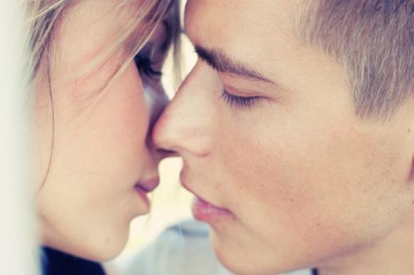 Ecco 6 cose che gli uomini in amore adorano fare a letto