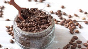 Scrub anticellulite a base di caffè: ecco come farlo