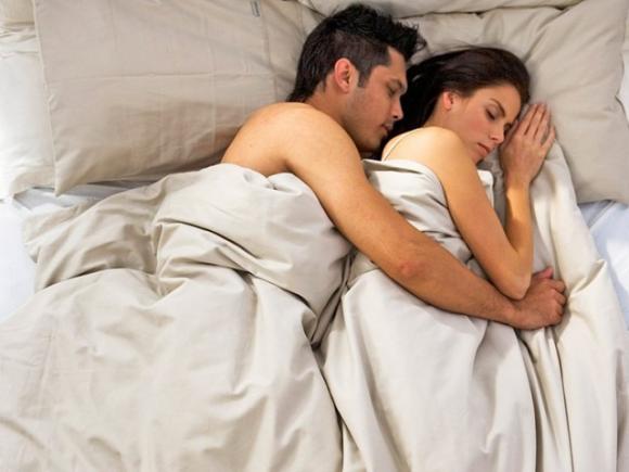 Ecco 6 cose che gli uomini in amore adorano fare a letto