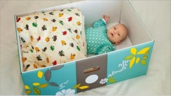 Finlandia: le mamme fanno dormire i neonati in scatole di cartone. Il motivo è davvero importante