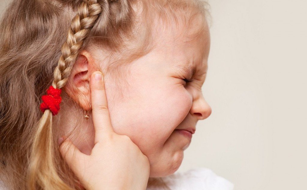 Il fenomeno delle orecchie tappate può colpire anche i bambini