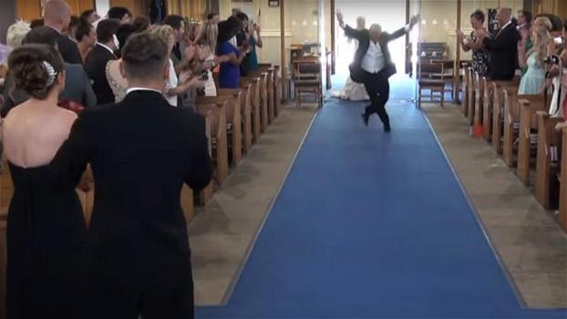 La sposa sta per entrare in chiesa, ma aspettate di vedere quello che fa suo padre