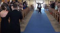 La sposa sta per entrare in chiesa, ma aspettate di vedere quello che fa suo padre