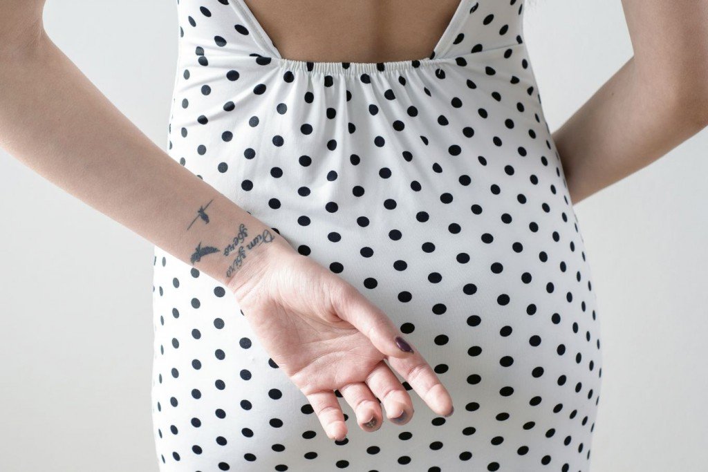 I tatuaggi piccoli femminili sul polso possono raccontare un amore