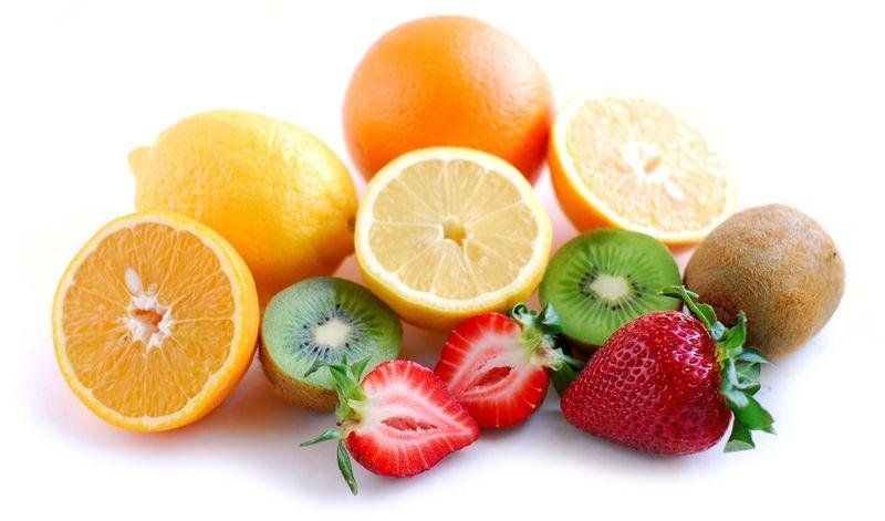 La carenza di vitamina C e di minerali può causare l'afte in bocca