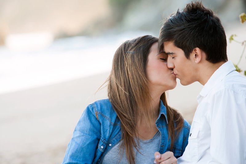 Come si bacia in bocca un ragazzo? Lasciatevi guidare dal momento facendo un paio di pause strategiche per osservare la reazione del vostro partner