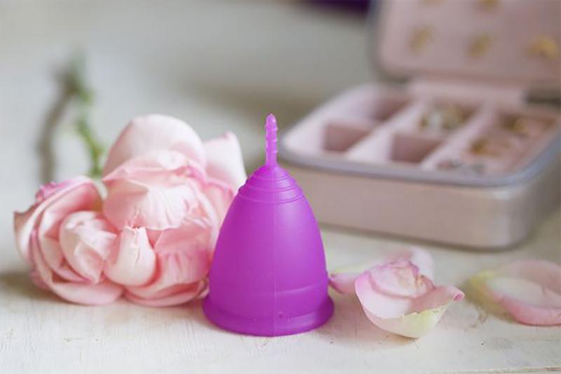 Coppetta mestruale: come si usa e controindicazioni