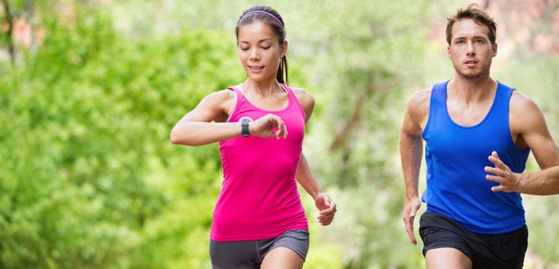 il cardiofrequenzimetro aiuta a regolare l'intensità dell'allenamento nel correre per dimagrire