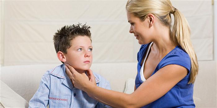 Parotite: sintomi iniziali, cura e contagio degli orecchioni