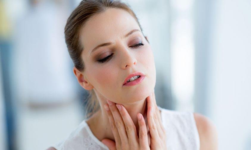 I linfonodi del collo possono gonfiarsi a causa dell'origine virale delle placche alla gola