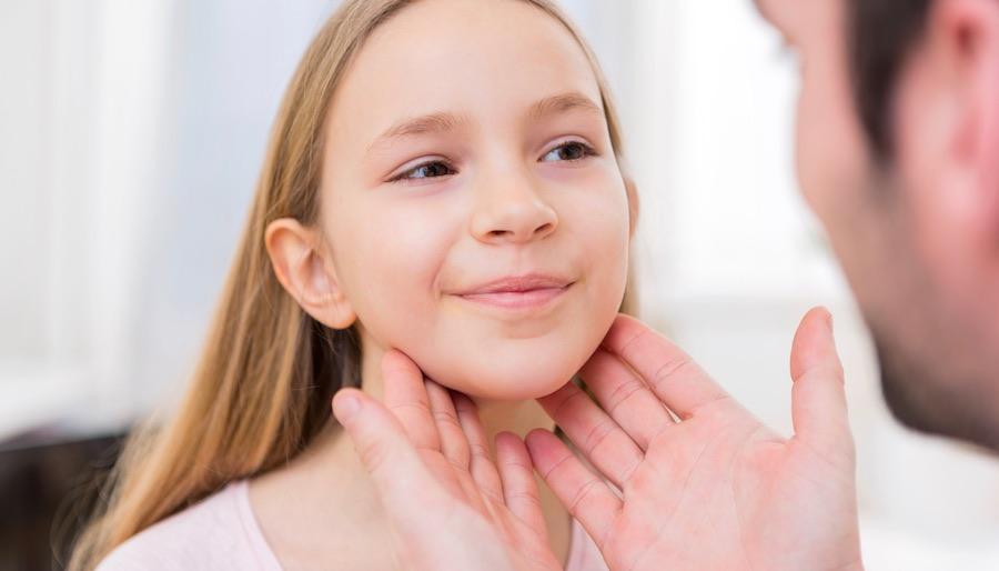 Tonsillite: sintomi, cause, cure naturali e cosa mangiare