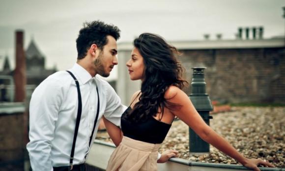 Ecco le 6 frasi che un uomo dice quando gli piaci davvero